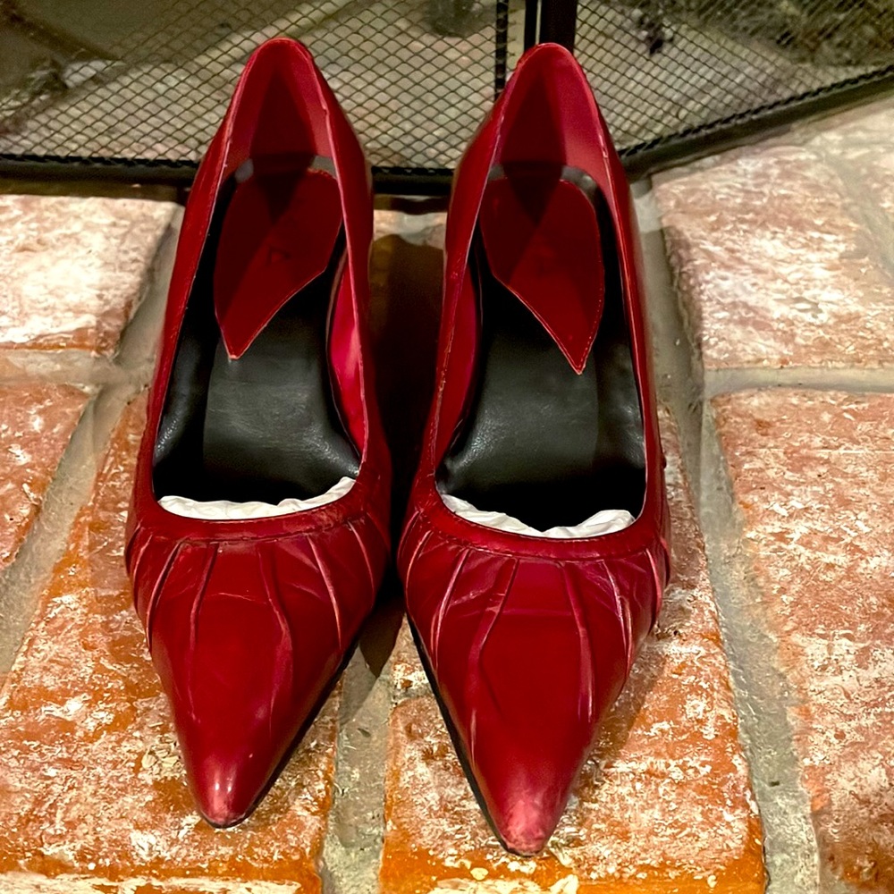 Red leather pump